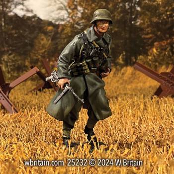 WW2: German Grenadier NCO Running in Greatcoat With MP 40 1941-45