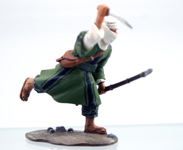 Tuareg Attacking with Knife (holding rifle)
