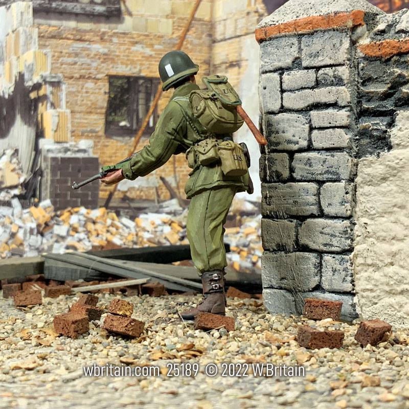 U.S. Infantry Company Officer Looking Around Corner 1943-45