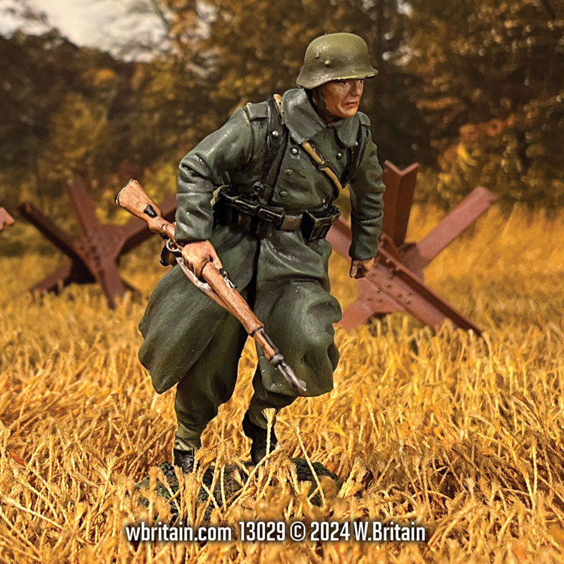 German Grenadier Running in Greatcoat With 98K 1941-45