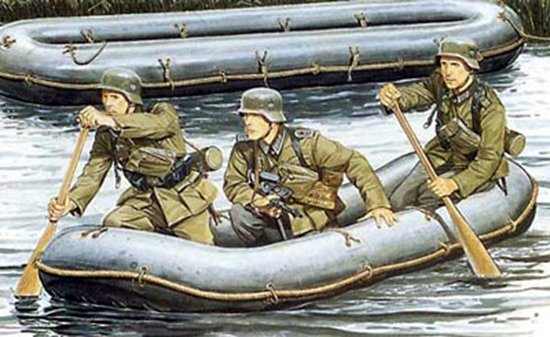 WWII German Sturmpioniere (3) w/Assault Raft
